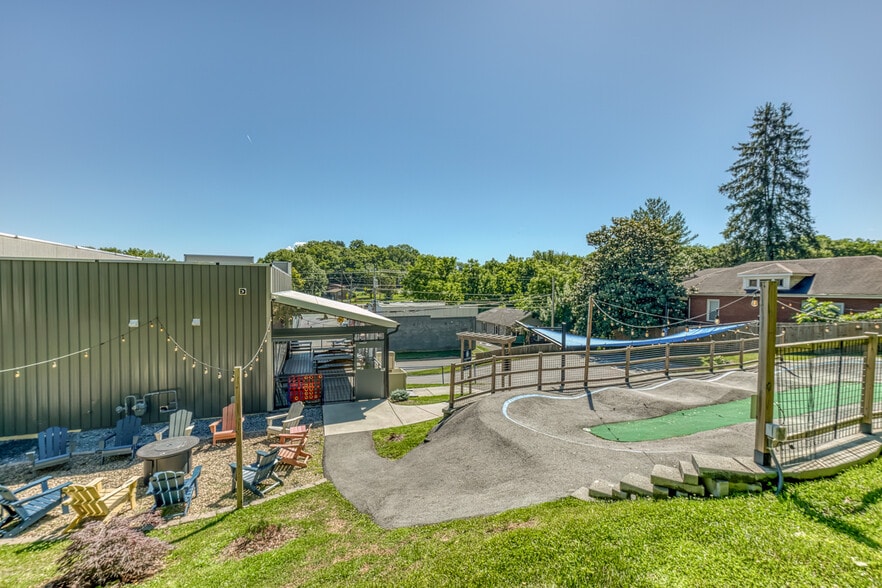 More Photos Of 640 E Maple St, Johnson City Bar For Sale