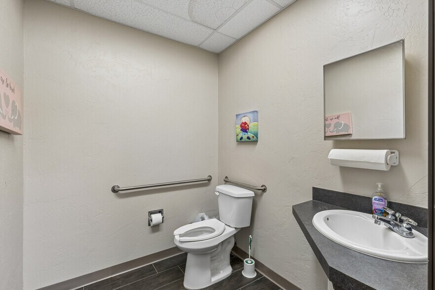 More Photos Of 405 W 2nd St, Edmond Office For Lease