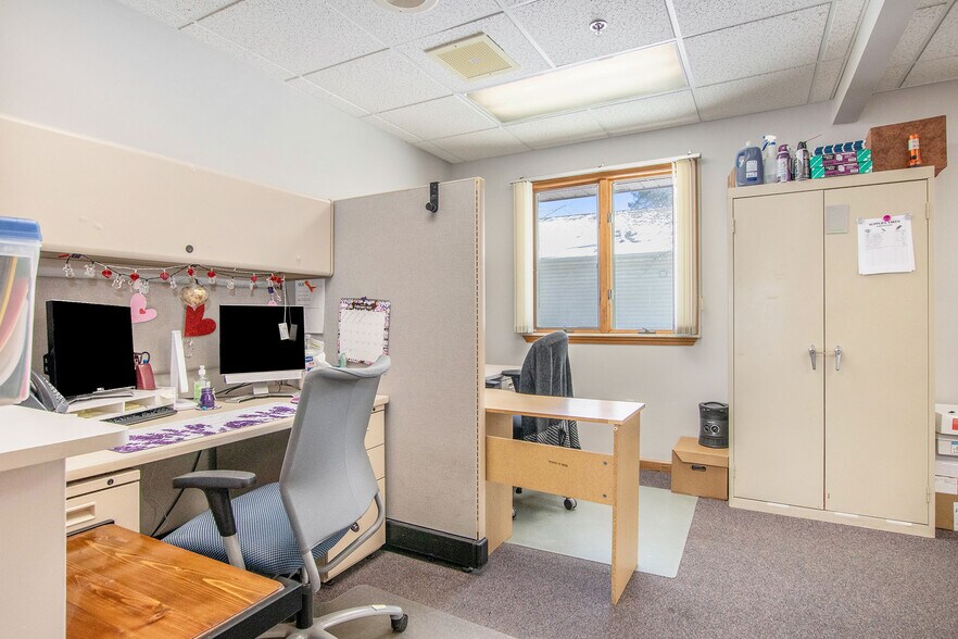 More Photos Of 3050 Commerce Dr, Fort Gratiot Office For Sale
