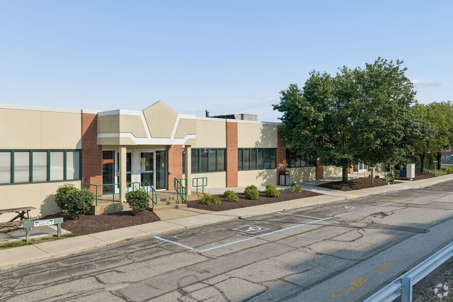 More Photos Of 875 Greentree Rd, Pittsburgh Office For Sale