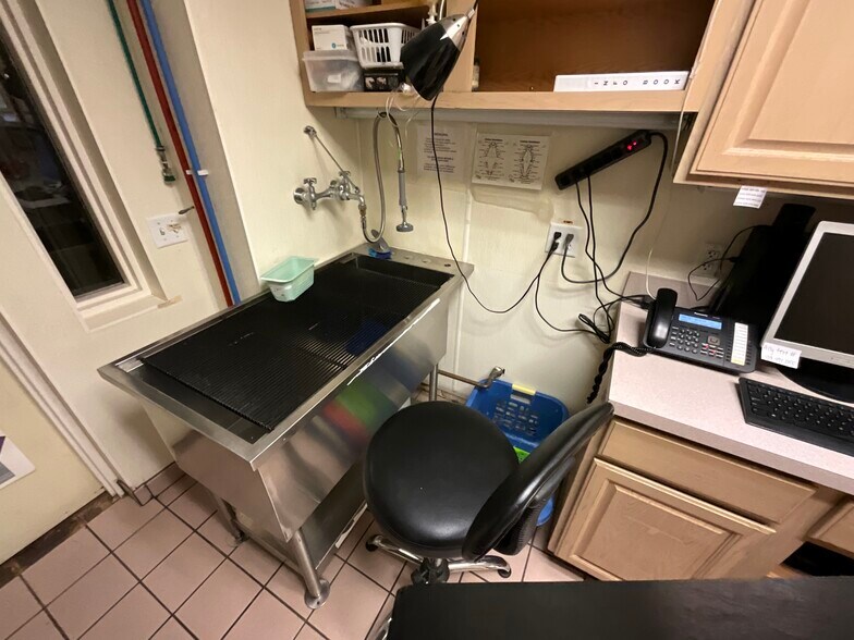 More Photos Of 3240 Briarfield Blvd, Maumee Veterinarian Kennel For Lease