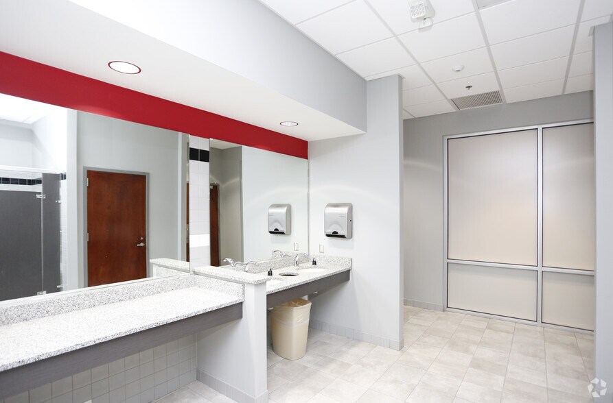 More Photos Of 1 W Fourth St, Winston-Salem Office For Lease