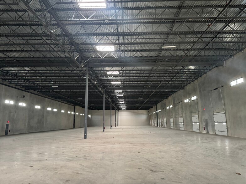 More Photos Of 8106 NE Loop 410, San Antonio Warehouse For Lease