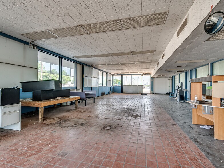 More Photos Of 2812 S Walker Ave, Oklahoma City Auto Dealership For Sale