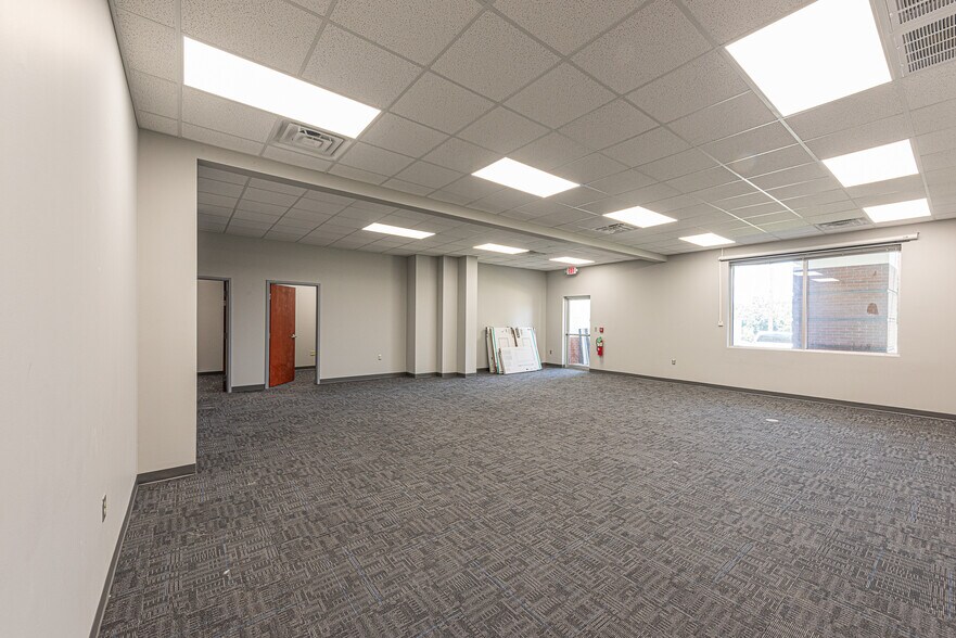 More Photos Of 5501 Pinnacle Point Dr, Rogers Office For Lease