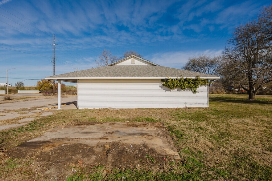 More Photos Of 5110 S Hydraulic St, Wichita Freestanding For Sale