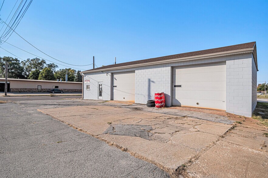More Photos Of 1023 N 16th St, Council Bluffs Auto Repair For Sale