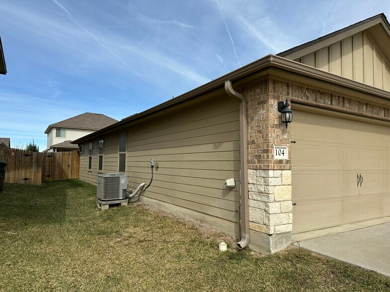 More Photos Of 104 Green Jay Dr, Jarrell Specialty For Sale