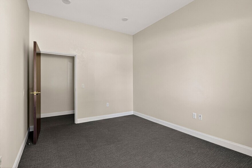 More Photos Of 122 Canal St, Pooler Medical For Lease