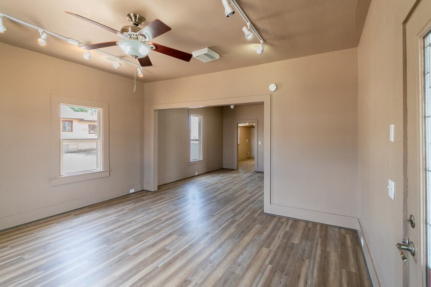 More Photos Of 310 E Oak St, Kingman Office For Sale