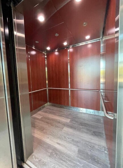 More Photos Of 28160 W Northwest Hwy, Lake Barrington Office For Lease