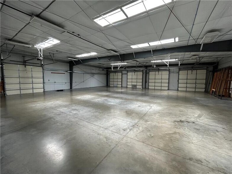 More Photos Of 8576 N Green Hills Rd, Kansas City Flex For Sale
