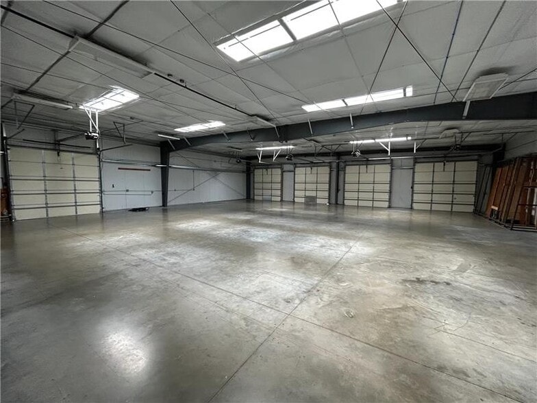 More Photos Of 8576 N Green Hills Rd, Kansas City Flex For Sale