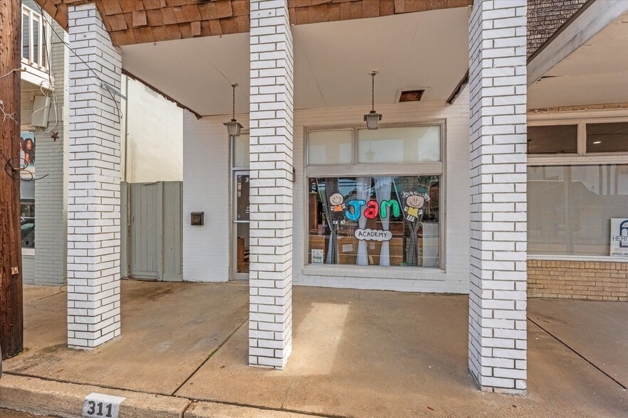 More Photos Of 313 E Main St, Humble Showroom For Sale