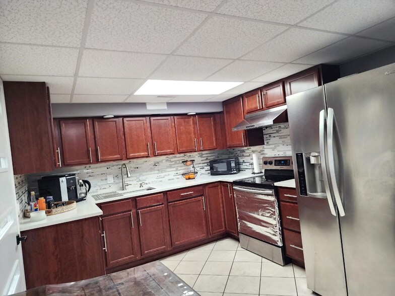 More Photos Of 7511 Leavenworth Rd, Kansas City Auto Repair For Sale