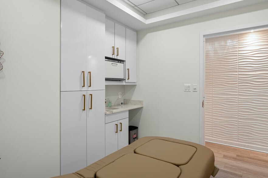 More Photos Of 7601 Lewinsville Rd, McLean Medical For Sale