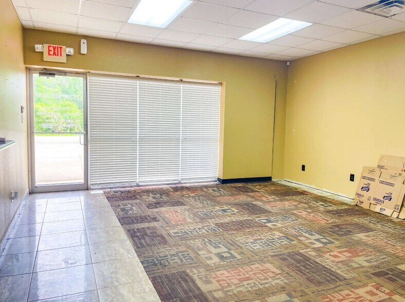 More Photos Of 415 Old Highway 90 W, Vidor Showroom For Lease