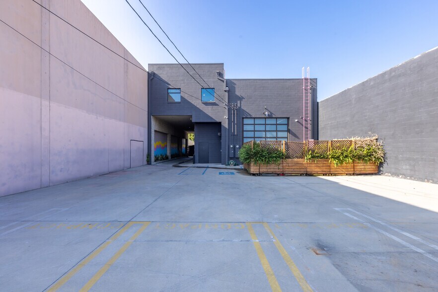 More Photos Of 3058 N Lima St, Burbank Warehouse For Sale