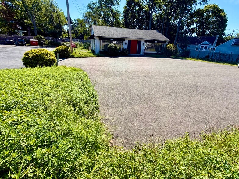 More Photos Of 408 Boston Post Rd, Darien Freestanding For Lease