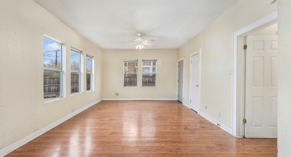 More Photos Of 1121 W Hildebrand Ave, San Antonio General Retail For Sale