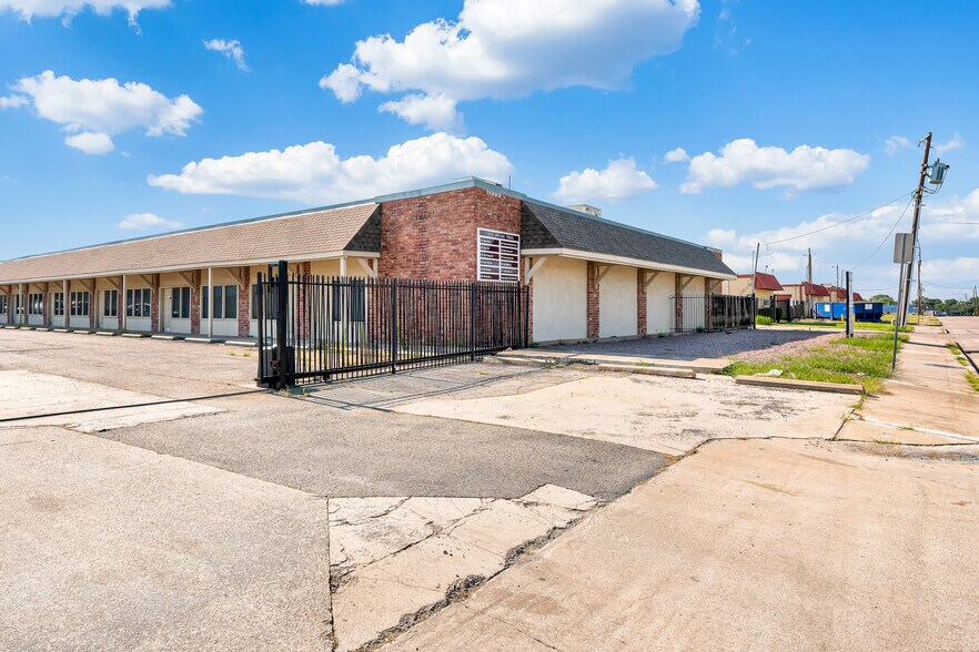 More Photos Of 11005 Indian Trl, Dallas Industrial For Sale