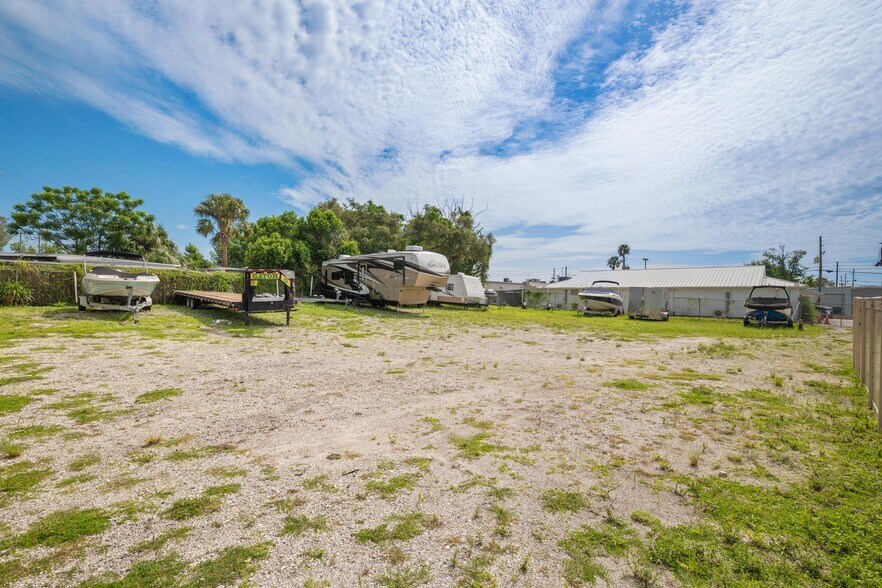 More Photos Of 4349 Louis Ave, Holiday Warehouse For Sale