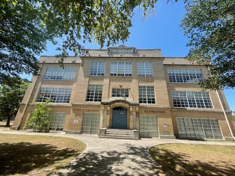 More Photos Of 216 E College St, Seguin Flex For Sale