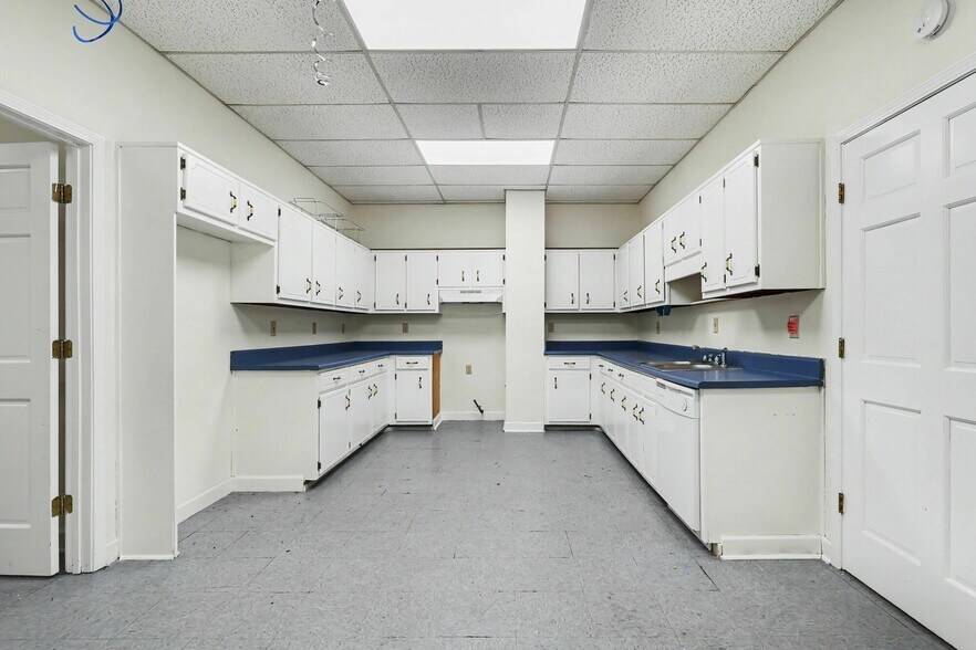 More Photos Of 1445 Cleveland Ave, East Point Showroom For Sale