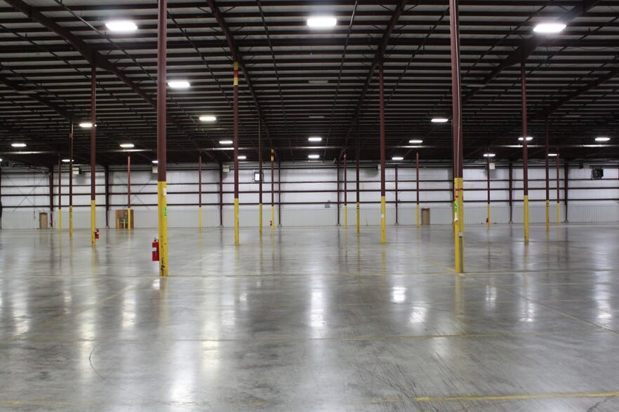More Photos Of 1381 Partnership Dr, Ashwaubenon Warehouse For Lease