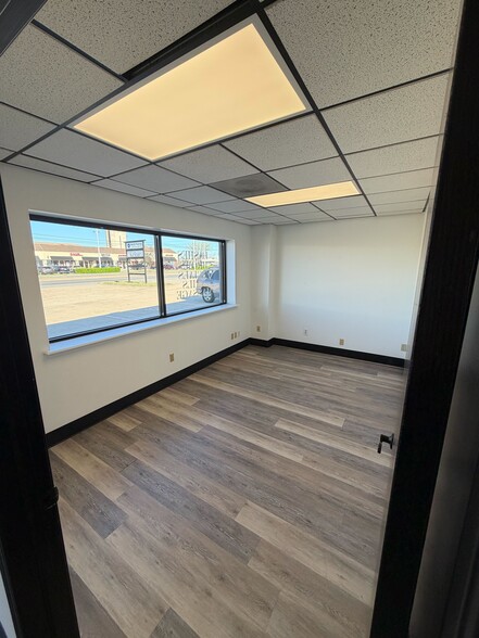 More Photos Of 400-404 N Lynn Riggs Blvd, Claremore Storefront Retail Office For Lease