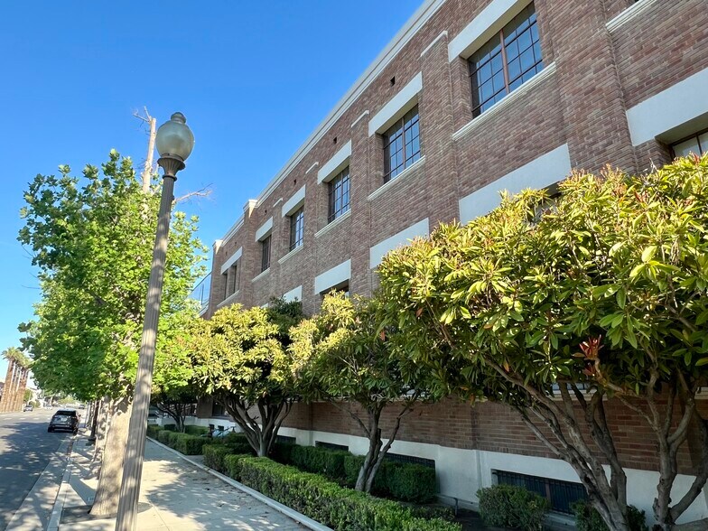 More Photos Of 1707 Eye St, Bakersfield Office For Lease