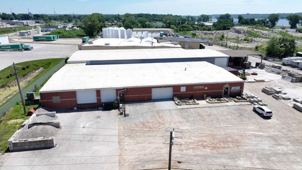 More Photos Of 205 35th St, Bettendorf Warehouse For Lease