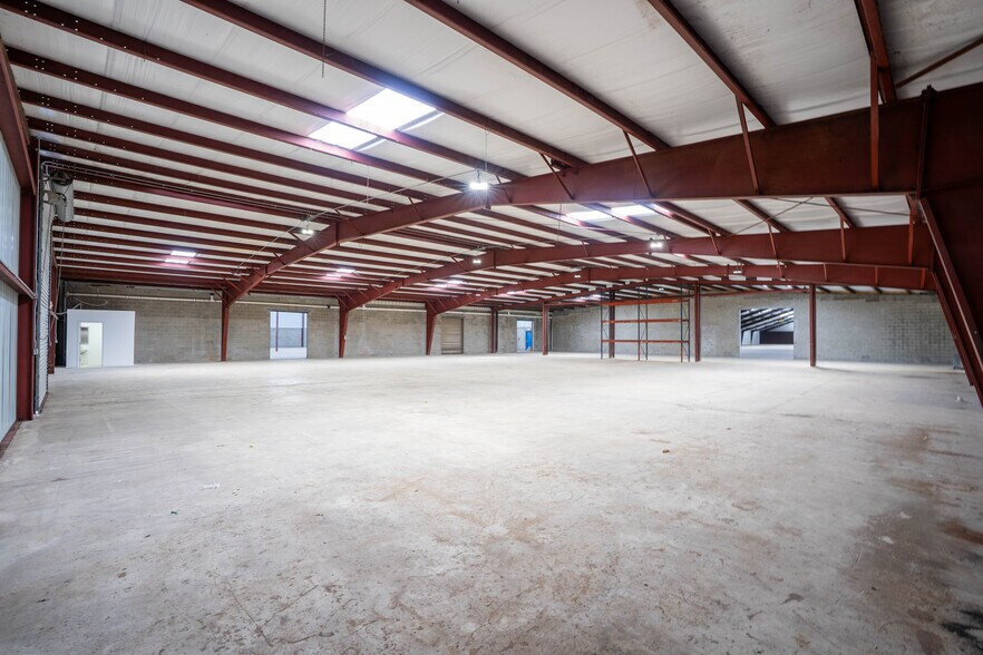 More Photos Of 12925 N 49th St, Clearwater Warehouse For Lease