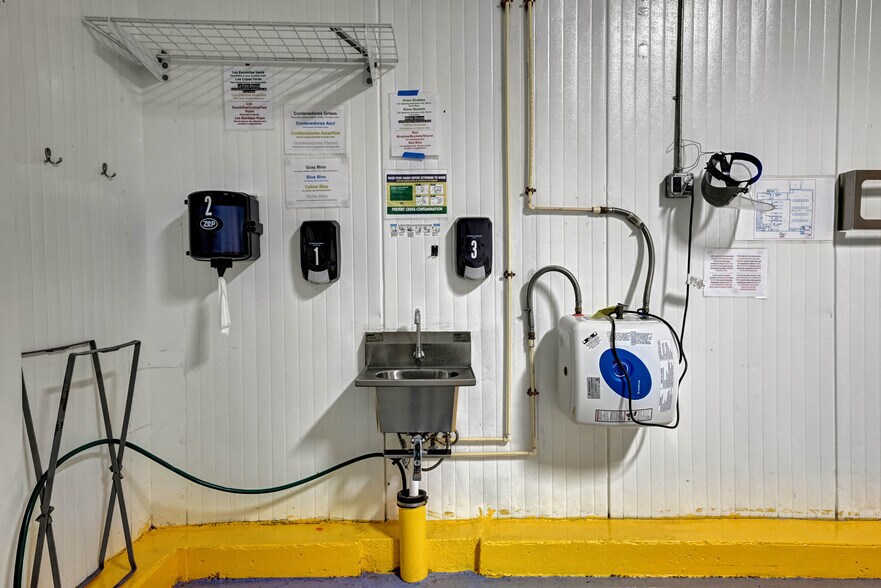 More Photos Of 100 Chamber Plz, Charleroi Supermarket For Lease