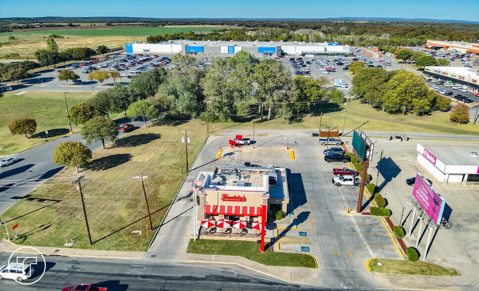 Primary Photo Of 305 W Commerce St, Brownwood Fast Food For Sale