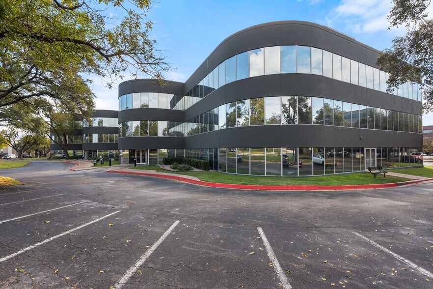 More Photos Of 1033 La Posada Dr, Austin Office For Lease