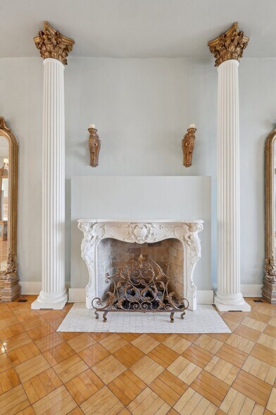 More Photos Of 118 S Walnut St, Troy Showroom For Sale