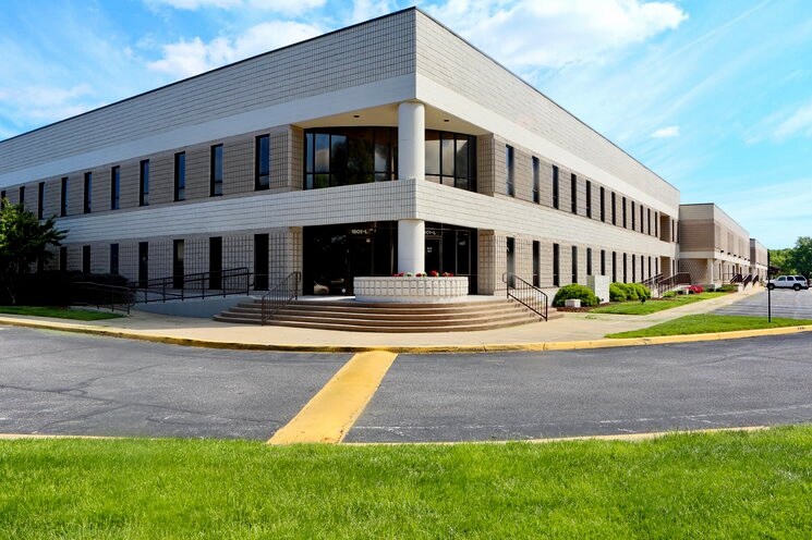 More Photos Of 825 Greenbrier Cir, Chesapeake Unknown For Lease