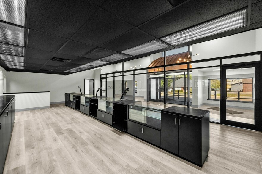 More Photos Of 400 N Mission St, Sapulpa Bank For Sale