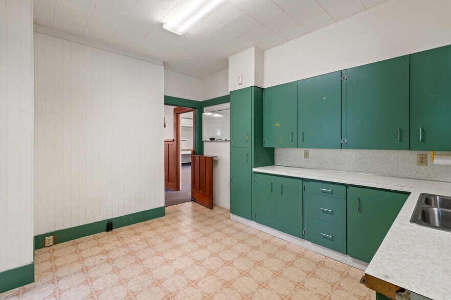 More Photos Of 1068 Market Blvd, Chehalis Office For Sale