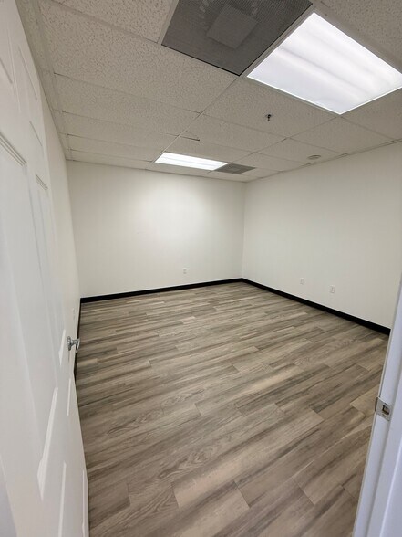 More Photos Of 787 Commerce Dr, Venice Warehouse For Lease