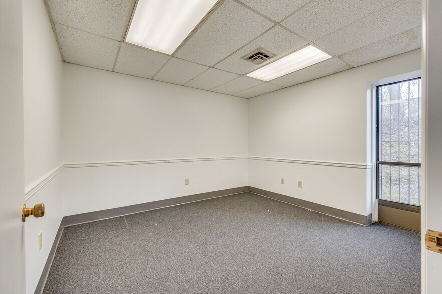 More Photos Of 311 W Walnut St, Johnson City Office For Sale