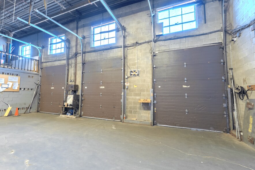 More Photos Of 375-455 Deslauriers Rue, Saint-Laurent Warehouse For Lease