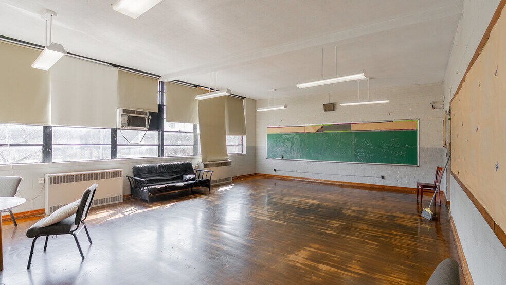 More Photos Of 81 Evick Dr, Franklin Flex For Sale