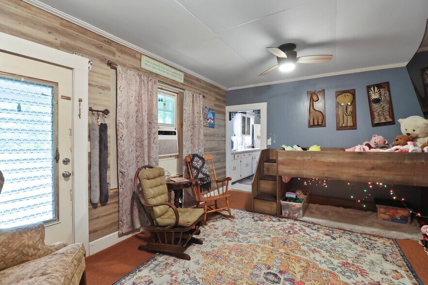 More Photos Of 701 N Oak St, Springfield Office Residential For Sale