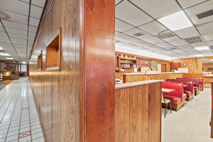 More Photos Of 911 N Broadway Ave, Ada Restaurant For Sale