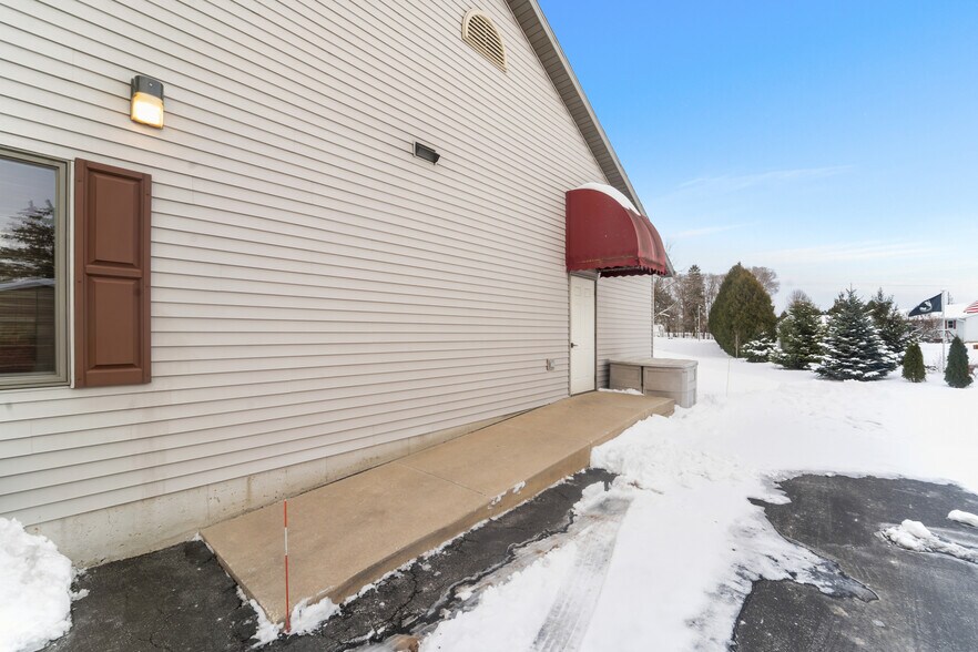 More Photos Of 155 W Menasha Ave, Whitelaw Flex For Sale