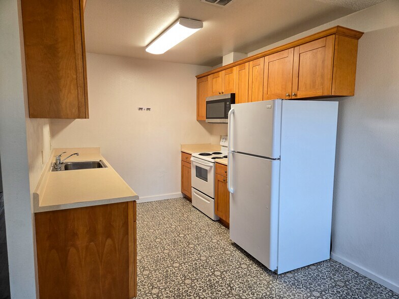 More Photos Of 2020 S Dora St, Ukiah Apartments For Sale