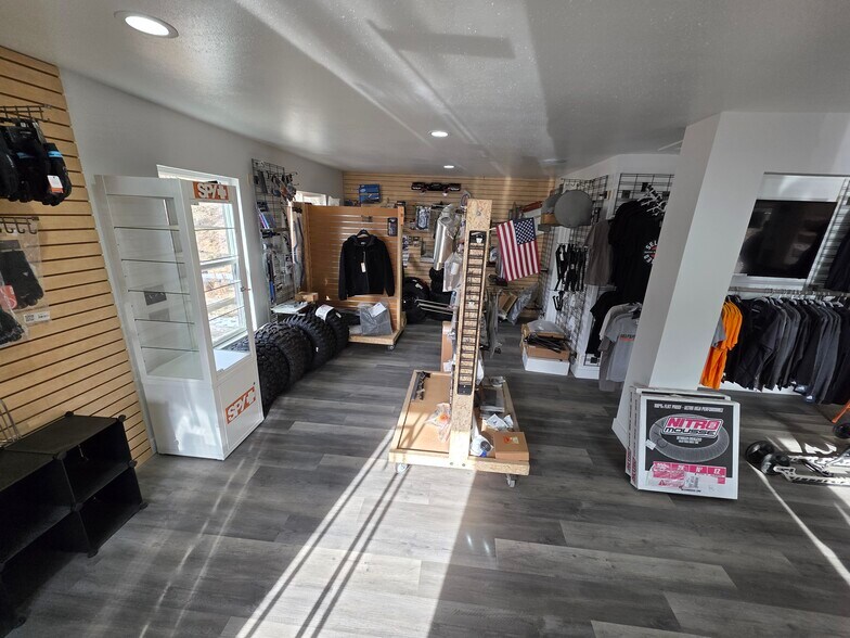 More Photos Of 335 E Park Ave, Empire General Retail For Lease