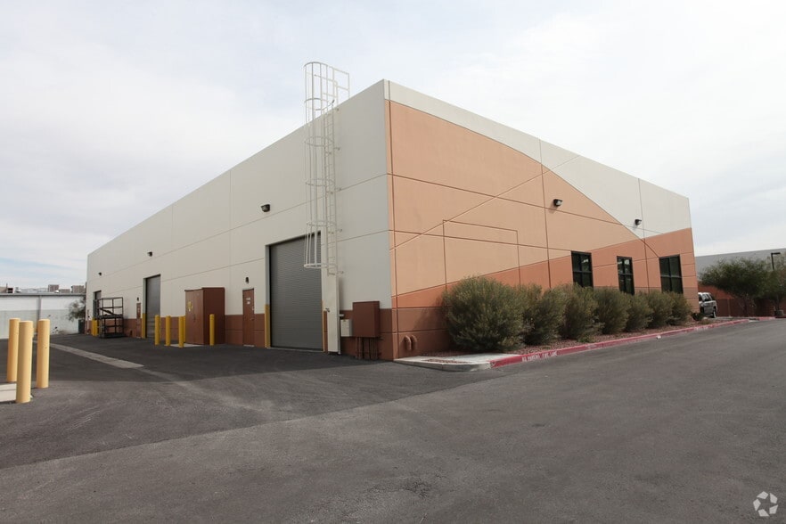 More Photos Of 4135 N Rancho Dr, Las Vegas Light Distribution For Lease